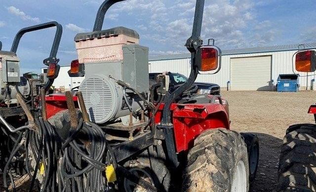 Image of Massey Ferguson 1735M equipment image 3