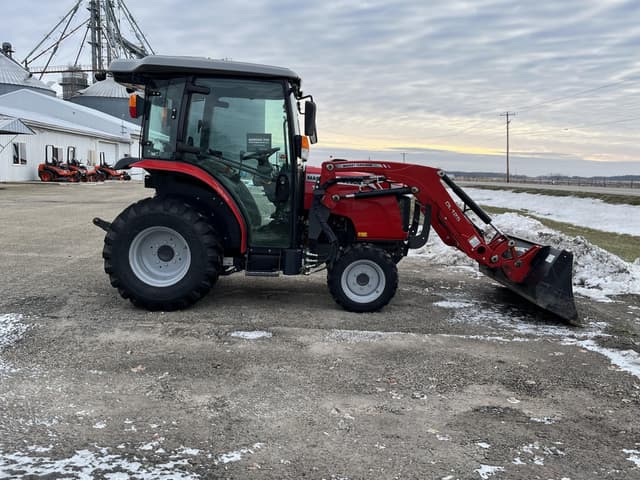 Image of Massey Ferguson 1735M equipment image 1