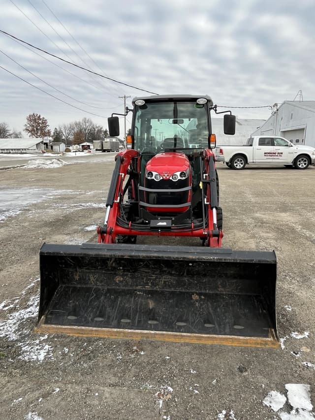 Image of Massey Ferguson 1735M equipment image 2