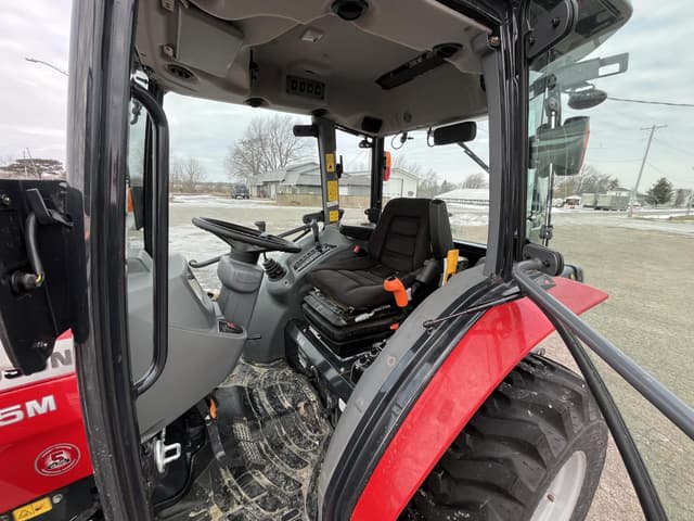Image of Massey Ferguson 1735M equipment image 4