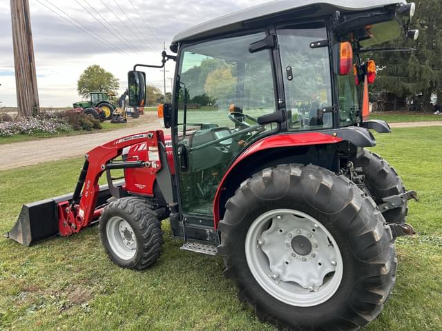 Image of Massey Ferguson 1735M equipment image 1