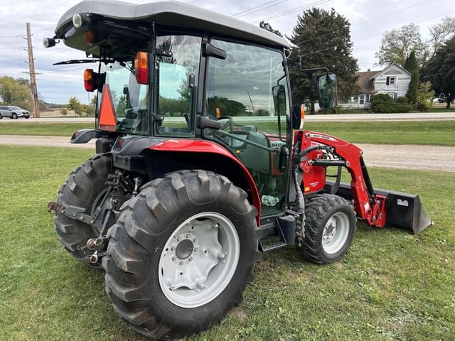 Image of Massey Ferguson 1735M equipment image 2