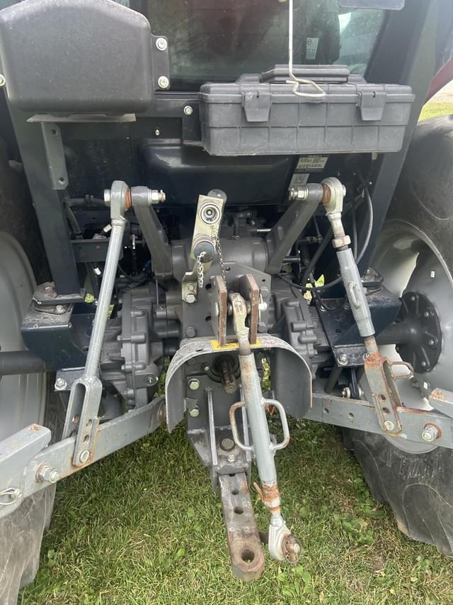 Image of Massey Ferguson 1735M equipment image 4