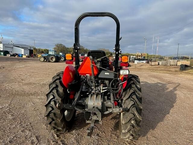 Image of Massey Ferguson 2604H equipment image 4