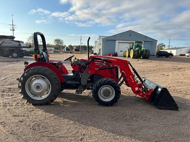 Image of Massey Ferguson 2604H equipment image 3