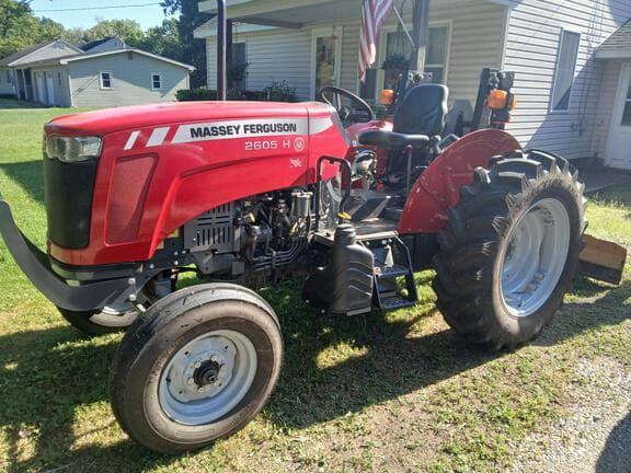 Image of Massey Ferguson 2605H equipment image 2
