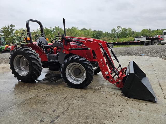 Image of Massey Ferguson 2605H equipment image 4