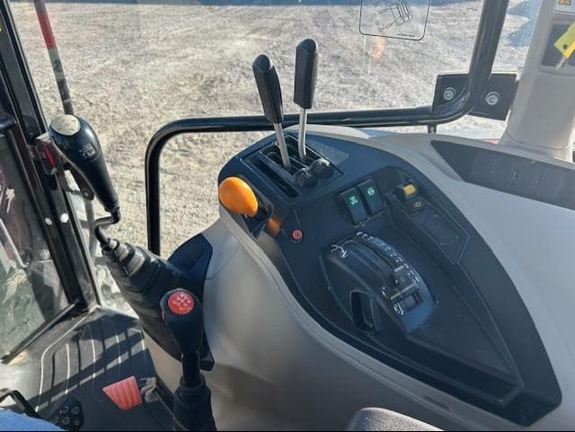 Image of Massey Ferguson 4707 Image 1