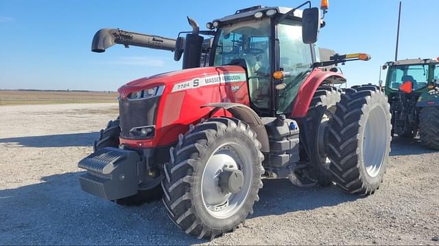 Image of Massey Ferguson 7724 equipment image 2