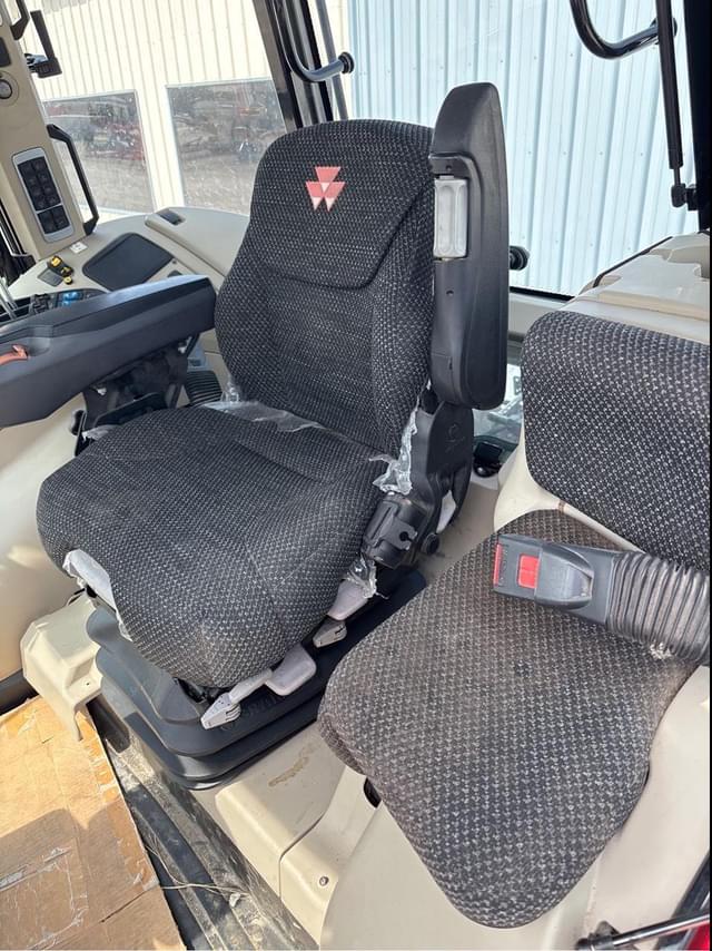 Image of Massey Ferguson 7724S equipment image 3