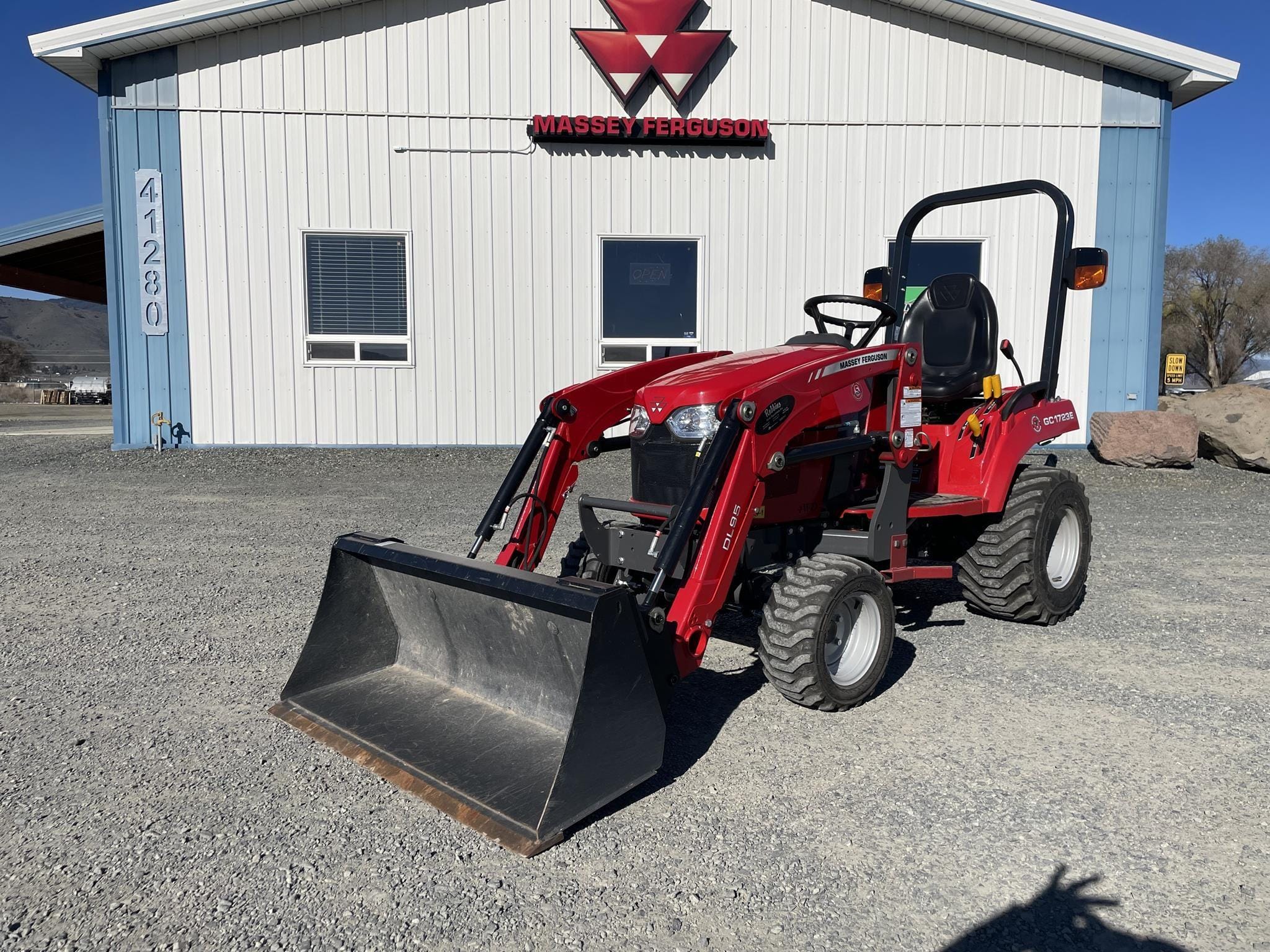 2019 Massey Ferguson GC1723E Equipment Image0