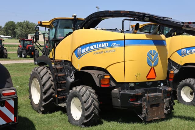 Image of New Holland FR550 equipment image 4