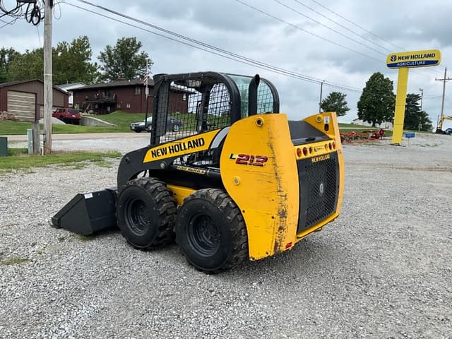 Image of New Holland L213 equipment image 3