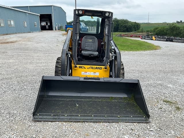 Image of New Holland L213 equipment image 2