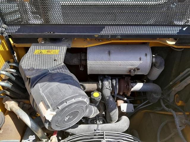 Image of New Holland L215 equipment image 4