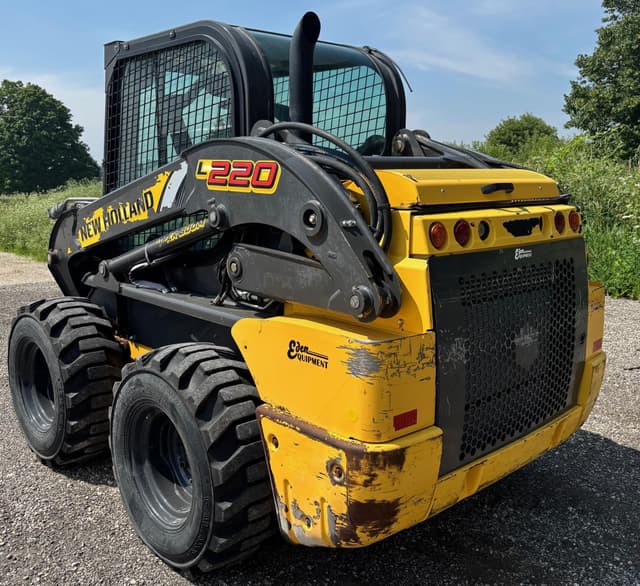 Image of New Holland L220 equipment image 4