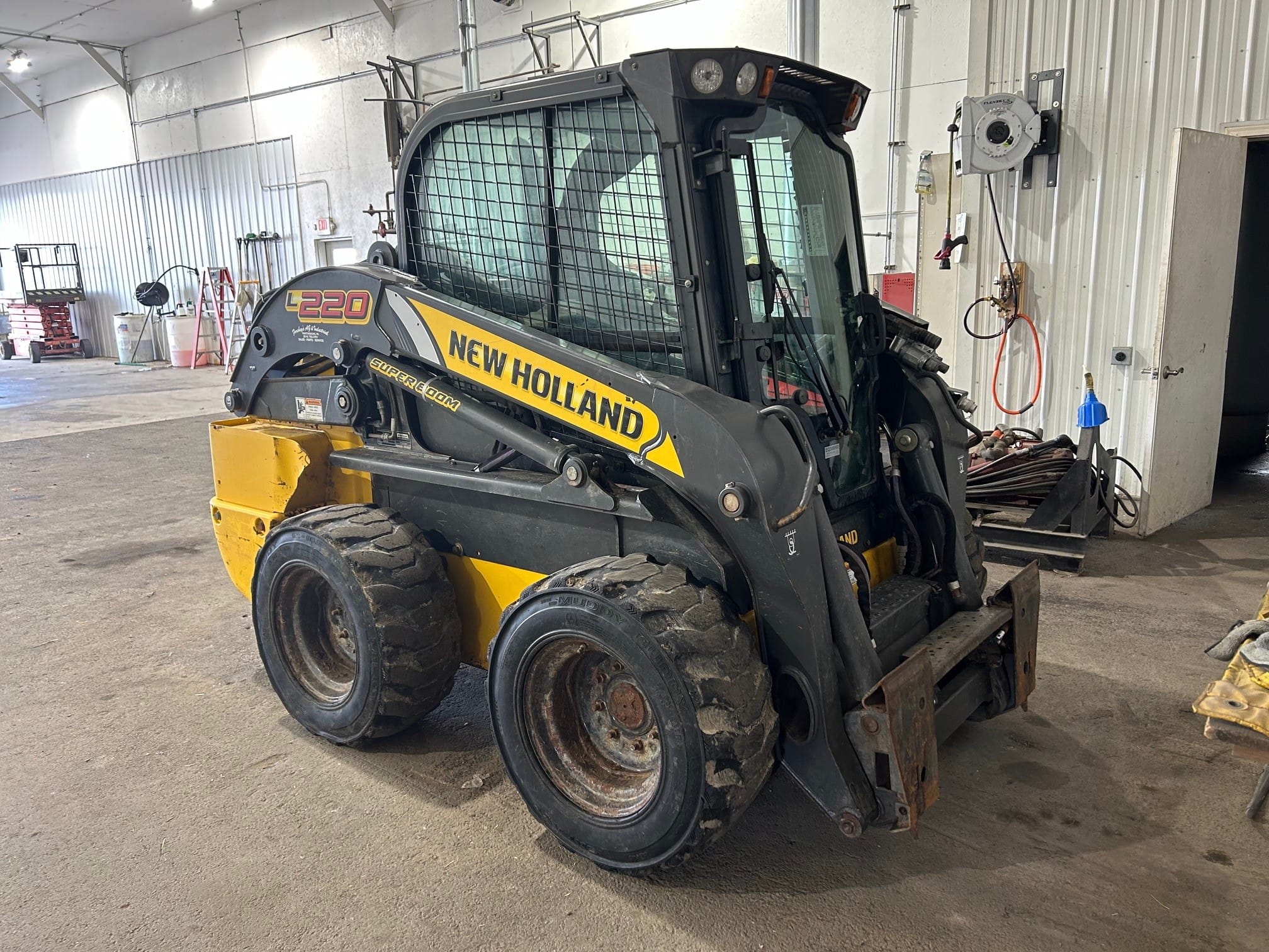 Main image New Holland L220