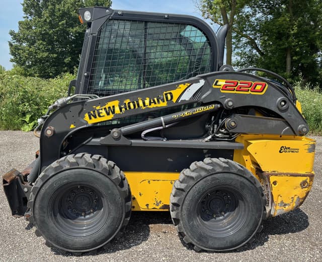 Image of New Holland L220 equipment image 1