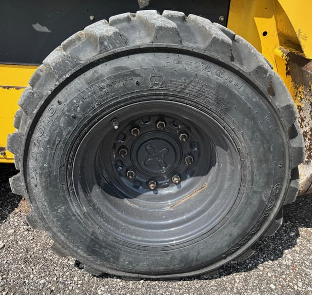 Image of New Holland L220 equipment image 3