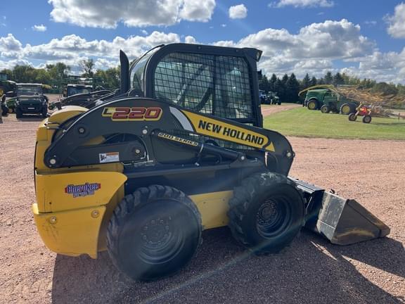 Image of New Holland L220 equipment image 1