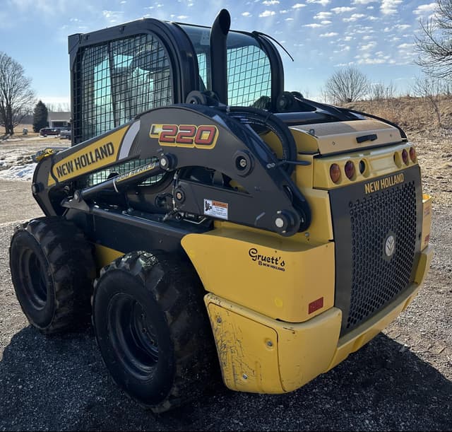 Image of New Holland L220 equipment image 4