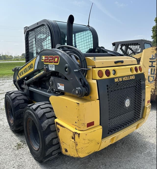 Image of New Holland L220 equipment image 4