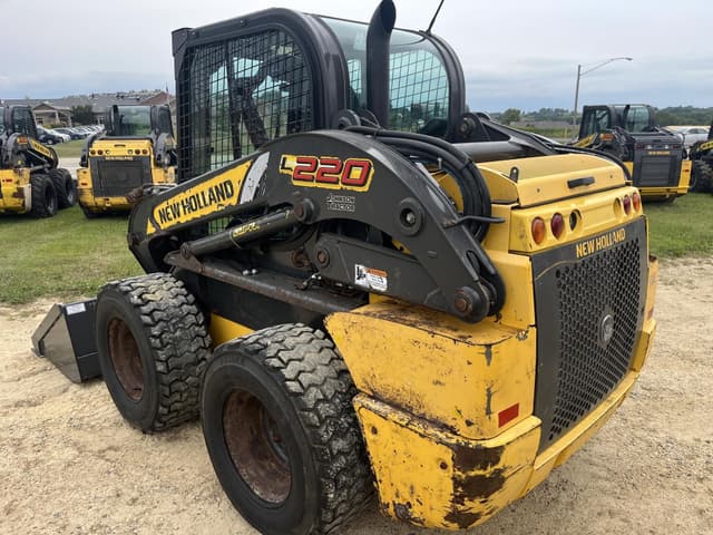Image of New Holland L220 equipment image 4