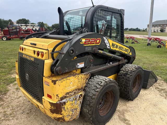 Image of New Holland L220 equipment image 3