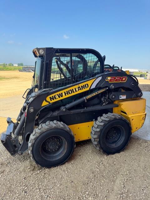 Image of New Holland L220 equipment image 2