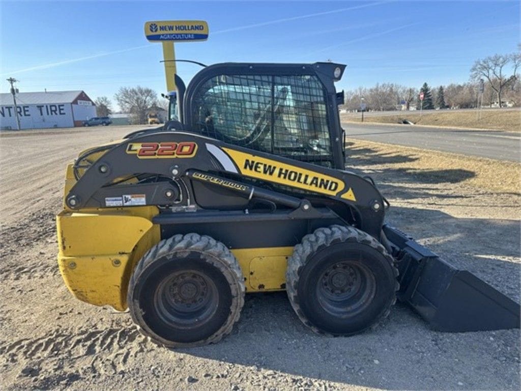 2019 New Holland L220 Equipment Image0
