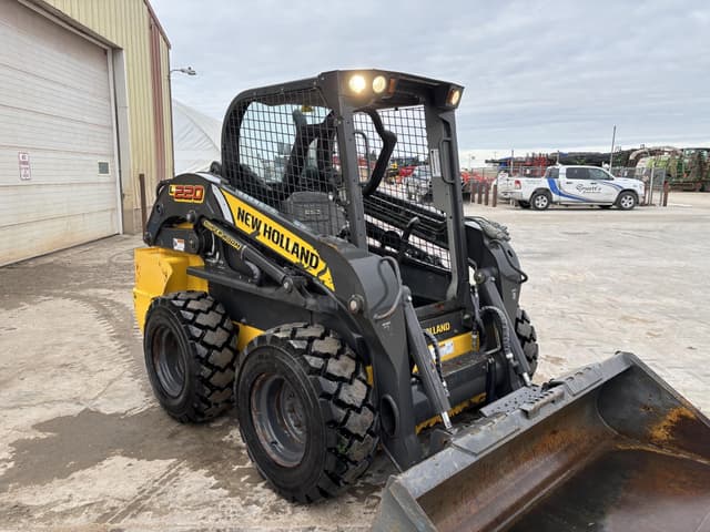 Image of New Holland L220 equipment image 4