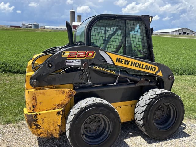 Image of New Holland L220 equipment image 2
