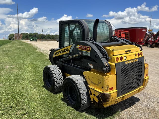 Image of New Holland L220 equipment image 4