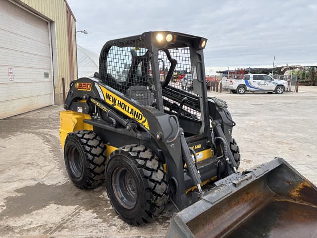 Image of New Holland L220 equipment image 4