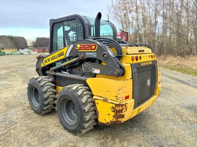 Image of New Holland L220 equipment image 4