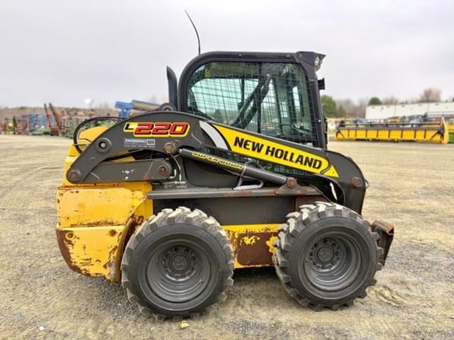 Image of New Holland L220 equipment image 3