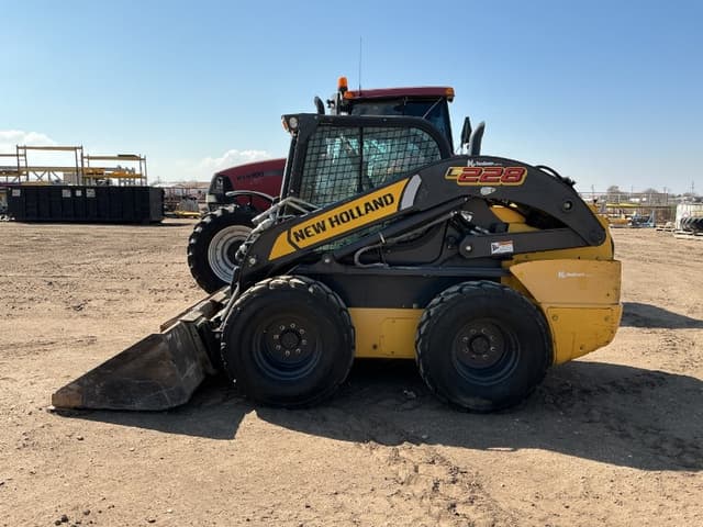 Image of New Holland L228 equipment image 3