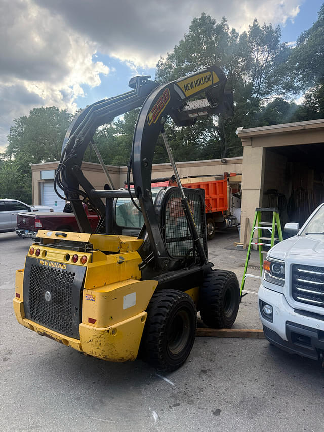 Image of New Holland L228 equipment image 1