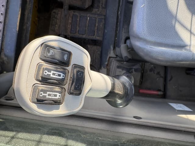 Image of New Holland L228 equipment image 3