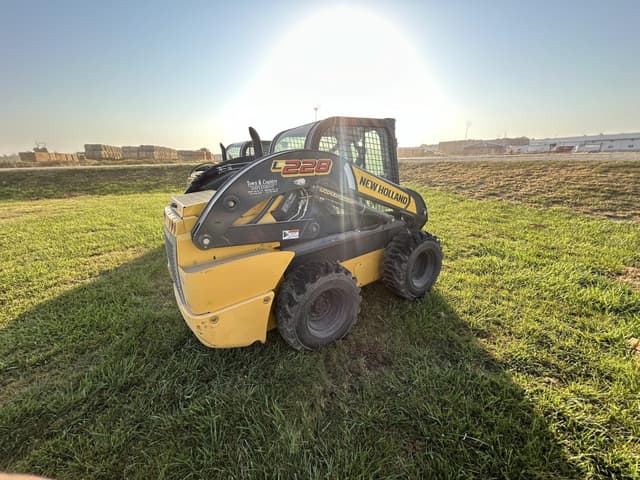 Image of New Holland L228 equipment image 4