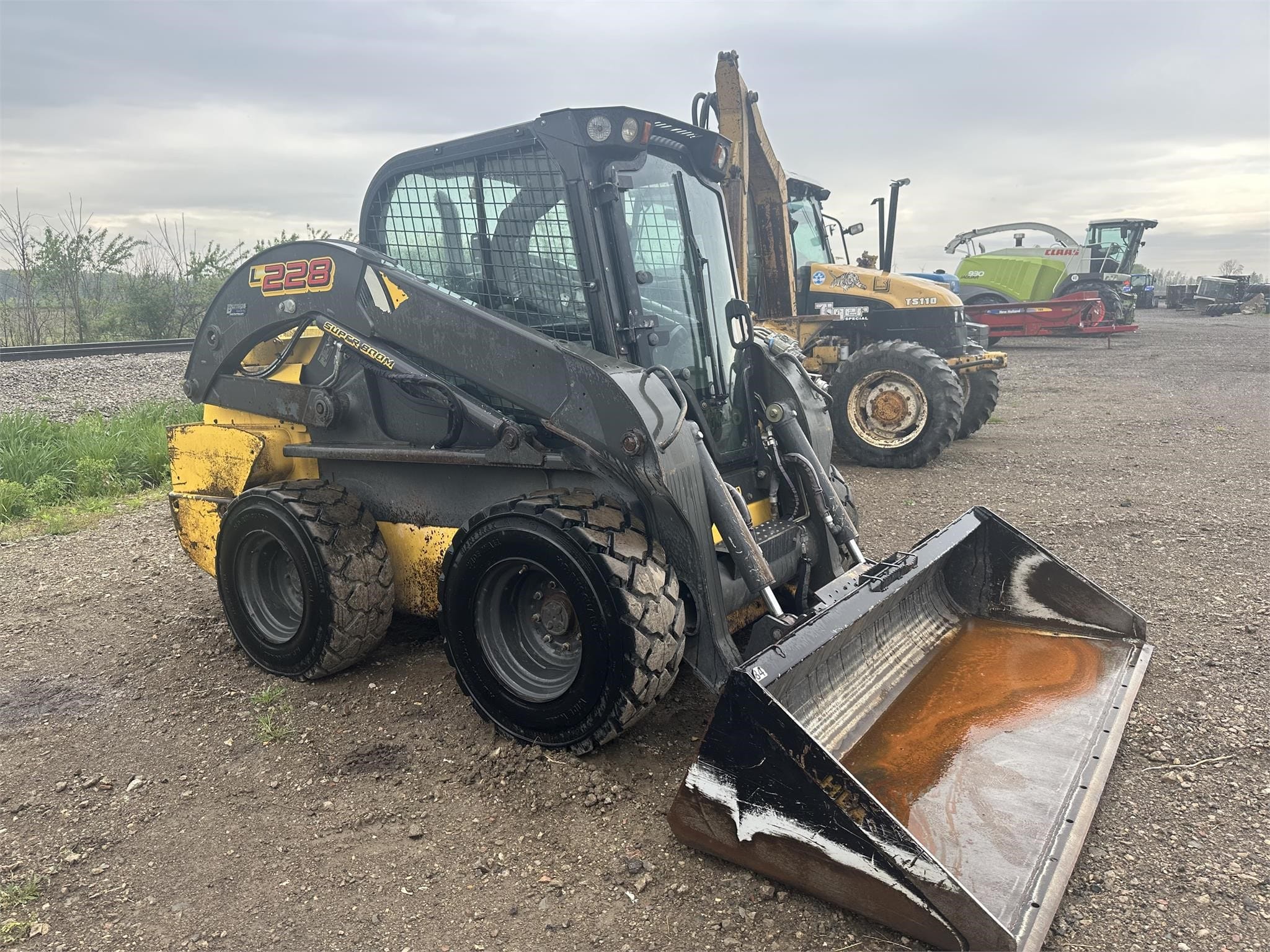 Main image New Holland L228