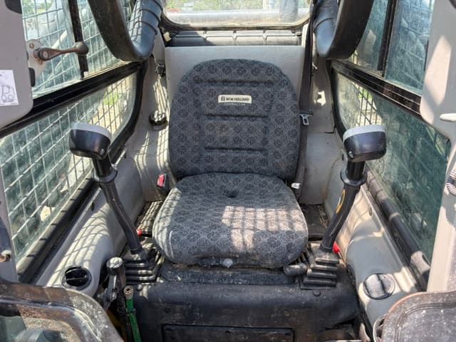 Image of New Holland L228 equipment image 4