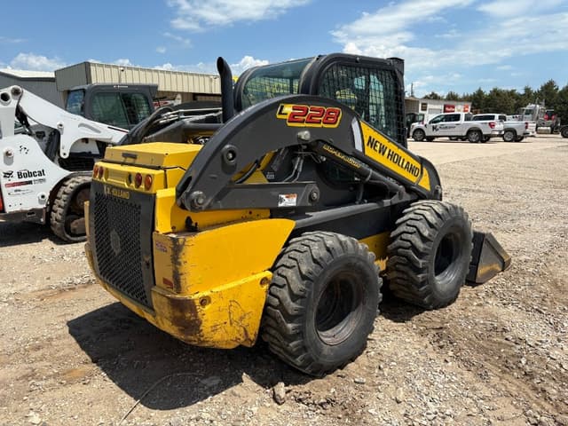 Image of New Holland L228 equipment image 3