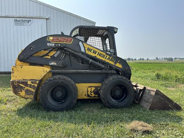 Image of New Holland L228 equipment image 4