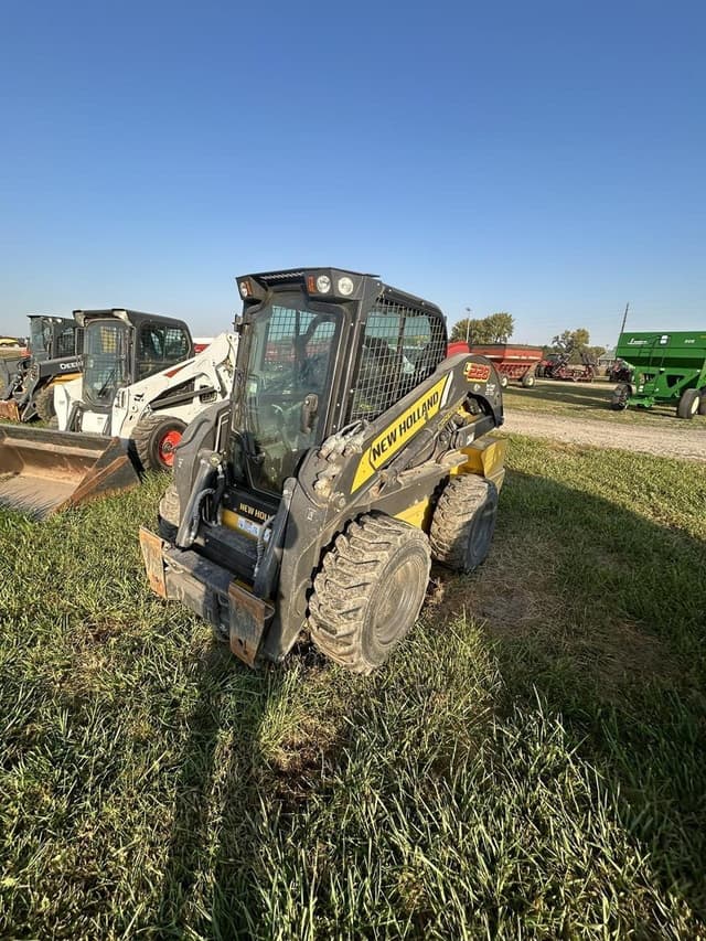 Image of New Holland L228 equipment image 4