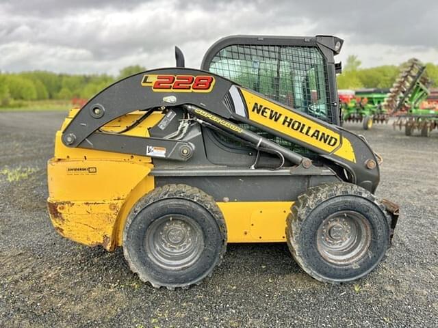 Image of New Holland L228 equipment image 3