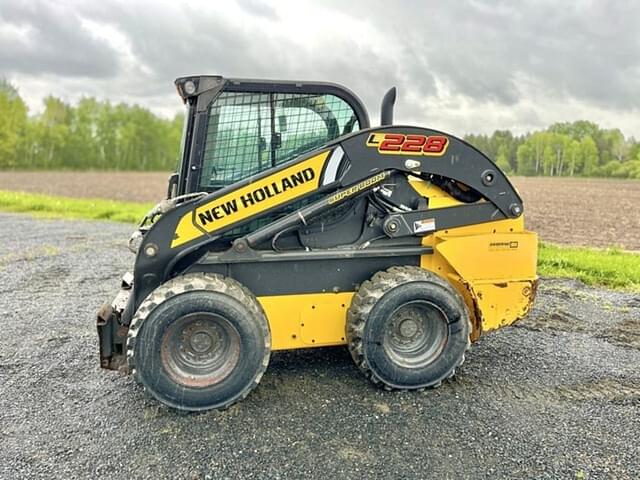 Image of New Holland L228 equipment image 4