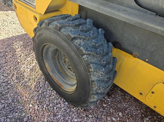 Image of New Holland L228 equipment image 4