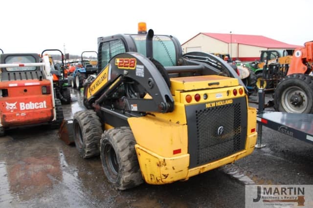 Image of New Holland L228 equipment image 3