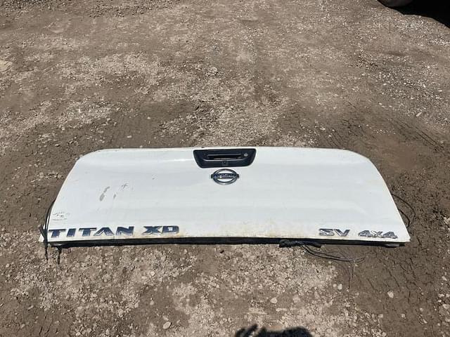 Image of Nissan Titan equipment image 1